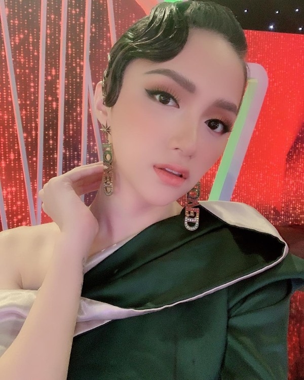 Boc me cach chiem spotlight tham do cua sao: Huong Giang thay kieu toc la tao bao?