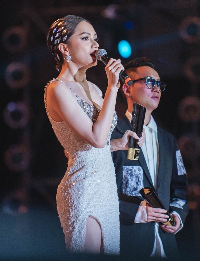 Boc me cach chiem spotlight tham do cua sao: Huong Giang thay kieu toc la tao bao?