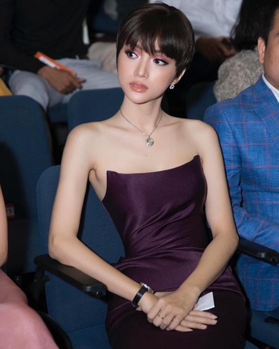 Boc me cach chiem spotlight tham do cua sao: Huong Giang thay kieu toc la tao bao?