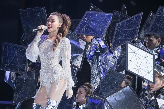 Bodysuit: Cong than hay toi do trong viec ton nhan sac cua sao Viet?