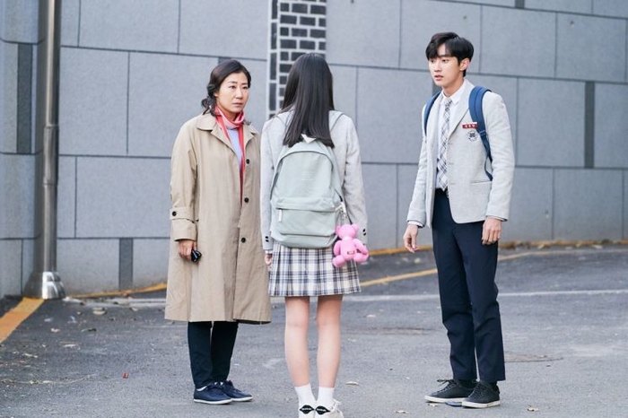 BTS, Lee Si Young và Park Sung Woong,… dắt tay nhau “xông đất” màn ảnh