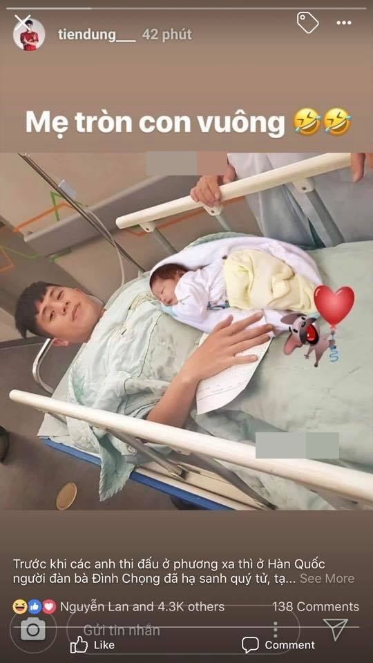 Bức ảnh cầu thủ Đình Trọng cùng đứa bé “trên trời rơi xuống” gây sốt