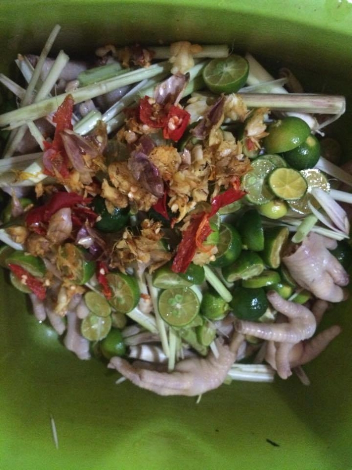 Mách bạn tuyệt chiêu làm chân gà ngâm sả tắc ngon khó cưỡng