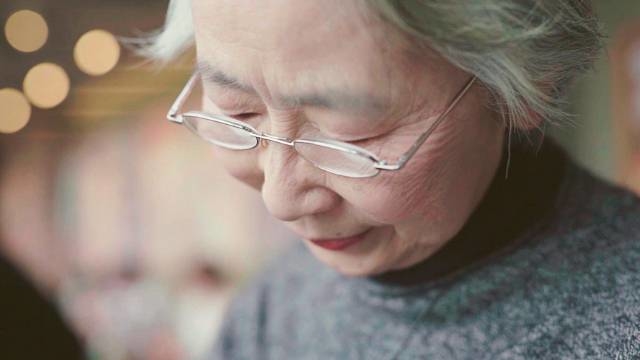 Đôi khi lỡ hẹn một giờ, lần sau muốn gặp phải chờ đến trăm năm...