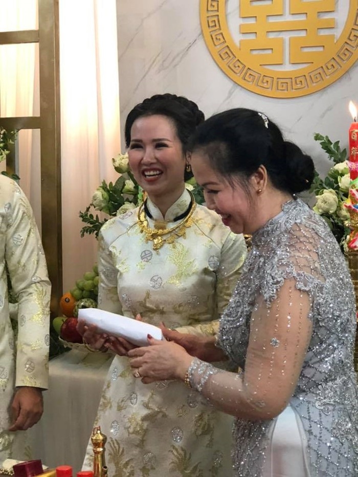 Choang voi cua hoi mon cua sao Viet: Nguoi triu trit vang, nguoi duoc tang biet thu tien ti