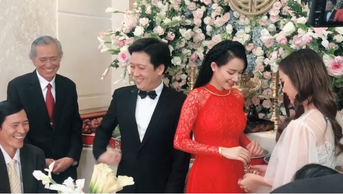 Choang voi cua hoi mon cua sao Viet: Nguoi triu trit vang, nguoi duoc tang biet thu tien ti