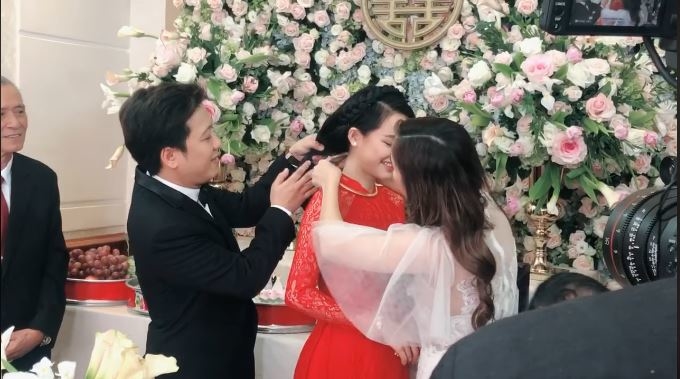 Choang voi cua hoi mon cua sao Viet: Nguoi triu trit vang, nguoi duoc tang biet thu tien ti