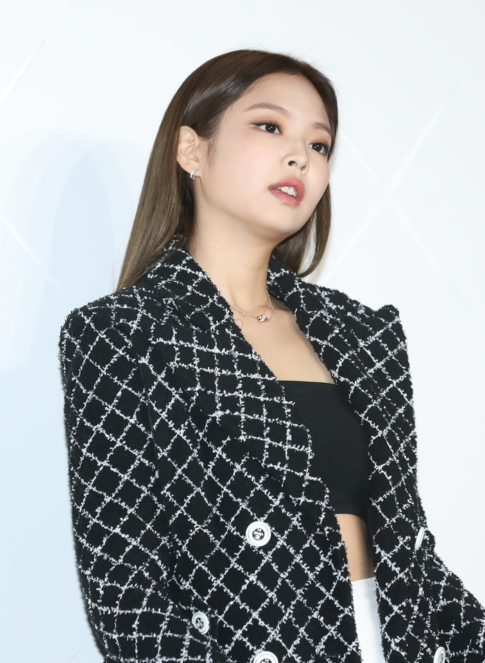 Chụp từ dưới khiến Suzy, Jennie phúng phính, Yoo Jung không góc chết