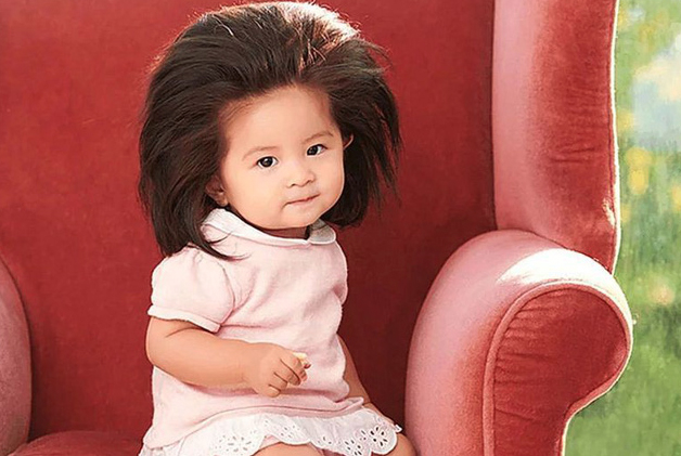Cô bé Baby Chanco 1 tuổi trở thành người mẫu với bộ tóc viral của mình