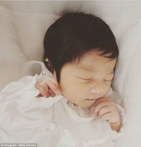 Cô bé Baby Chanco 1 tuổi trở thành người mẫu với bộ tóc viral của mình
