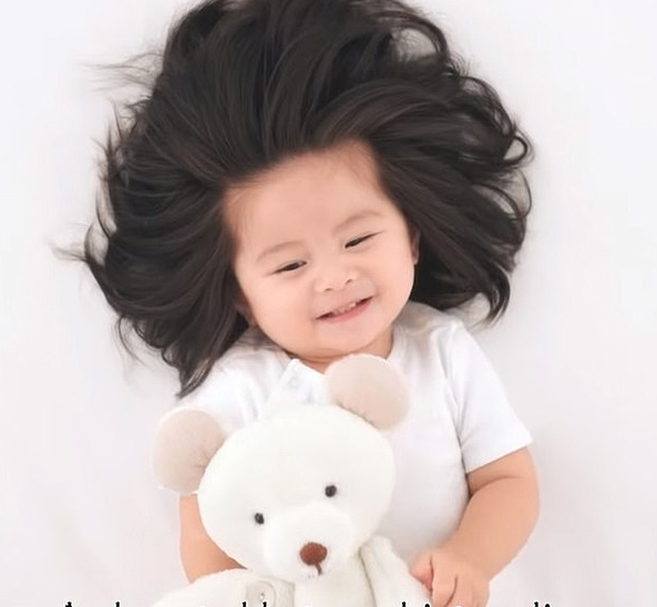 Cô bé Baby Chanco 1 tuổi trở thành người mẫu với bộ tóc viral của mình