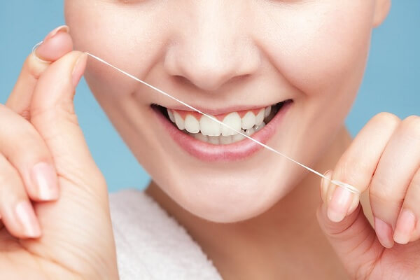 Cô gái phải nhổ cả hàm trên vì quên một việc khi vệ sinh răng