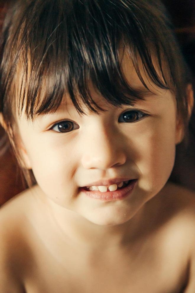 Con gái lai Tây của Phương Vy càng lớn càng xinh xắn