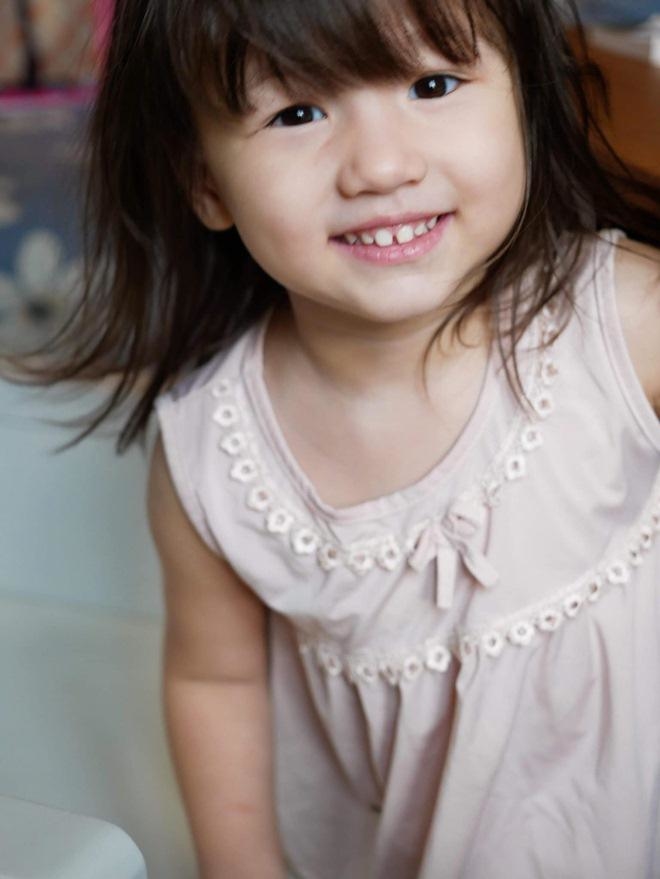 Con gái lai Tây của Phương Vy càng lớn càng xinh xắn