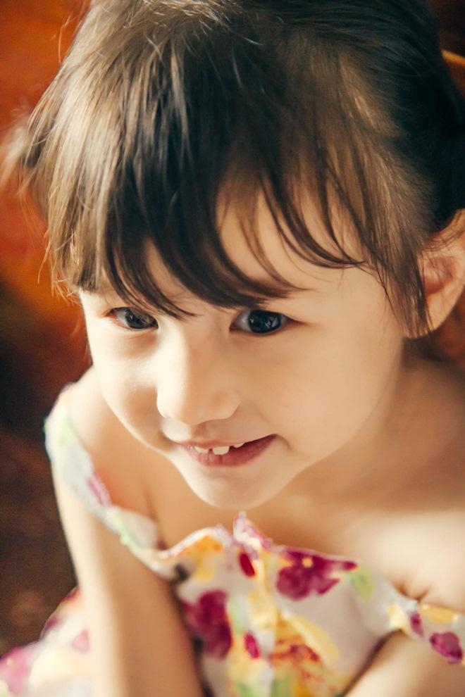 Con gái lai Tây của Phương Vy càng lớn càng xinh xắn