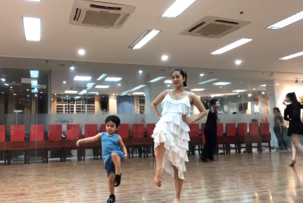 Mới 3 tuổi rưỡi, con trai Khánh Thi gây sốt vì chuẩn con nhà nòi