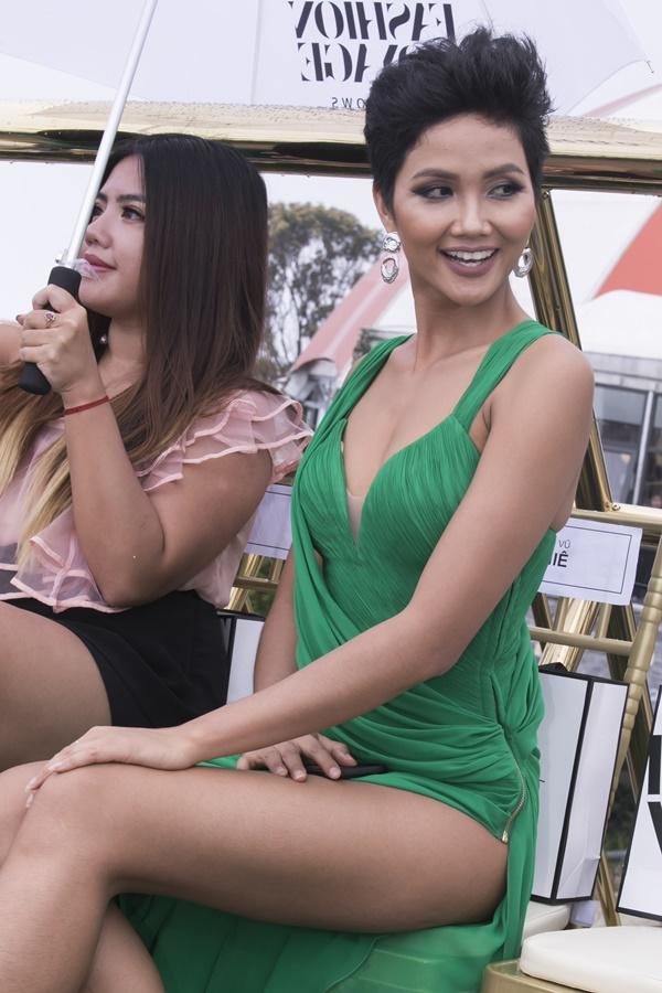 Cuồng váy xẻ cao “thấu trời” Hương Giang, H’Hen Niê khiến fan thót tim