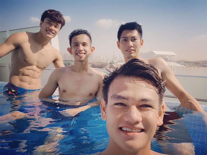 Đặng Văn Lâm cùng đồng đội tự tin chụp ảnh khoe body cực đẹp ở hồ bơi