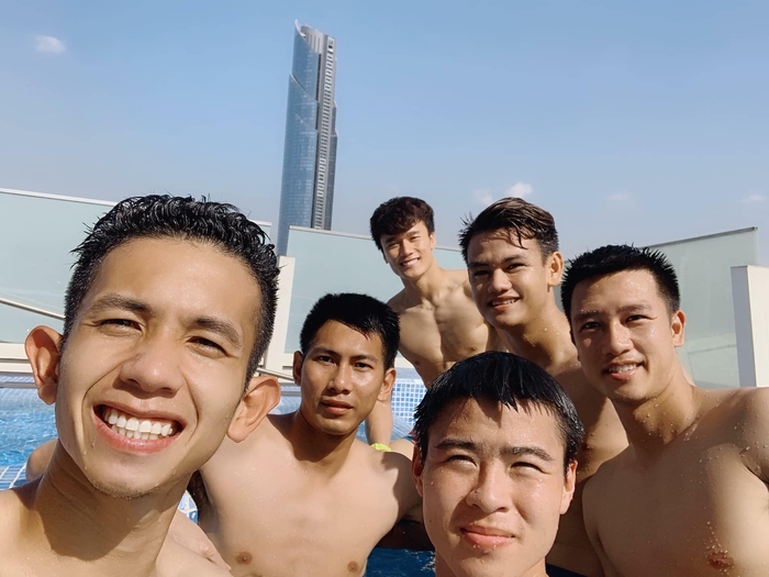 Đặng Văn Lâm cùng đồng đội tự tin chụp ảnh khoe body cực đẹp ở hồ bơi