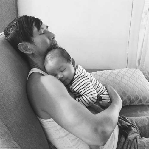 Khoảnh khắc tình cảm nhất của bố con nhà sao Việt khi ngủ