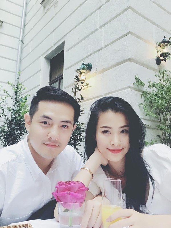 Đông Nhi mừng sinh nhật Ông Cao Thắng bằng ly trà sữa