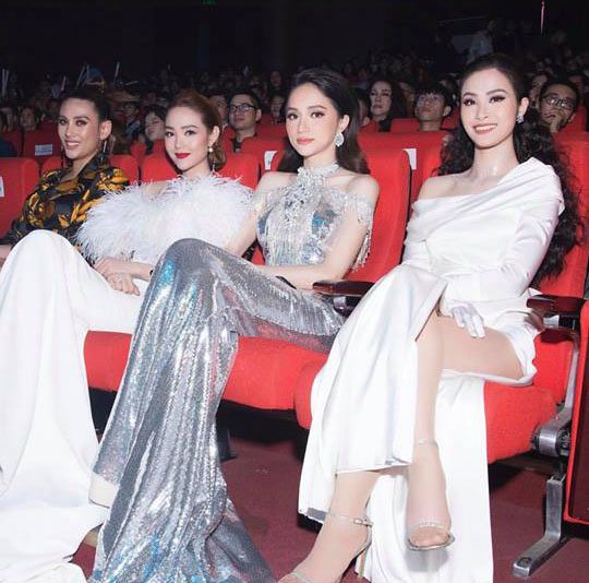 Khi sao dung chung khung hinh: Dong Nhi kem sang boi tan can, Chi Ou bay noi ba chim