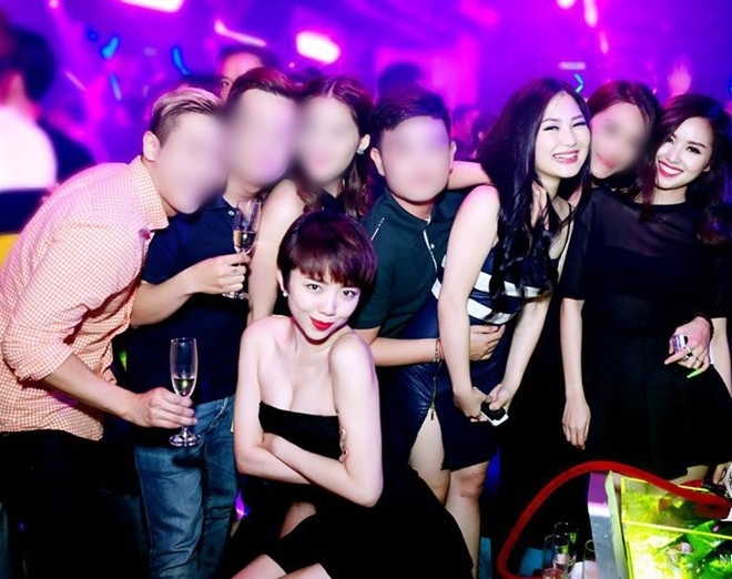 Đứng hình với trang phục đi bar của sao Việt