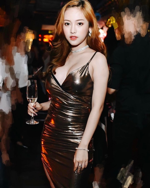 Đứng hình với trang phục đi bar của sao Việt