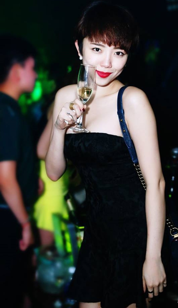 Đứng hình với trang phục đi bar của sao Việt