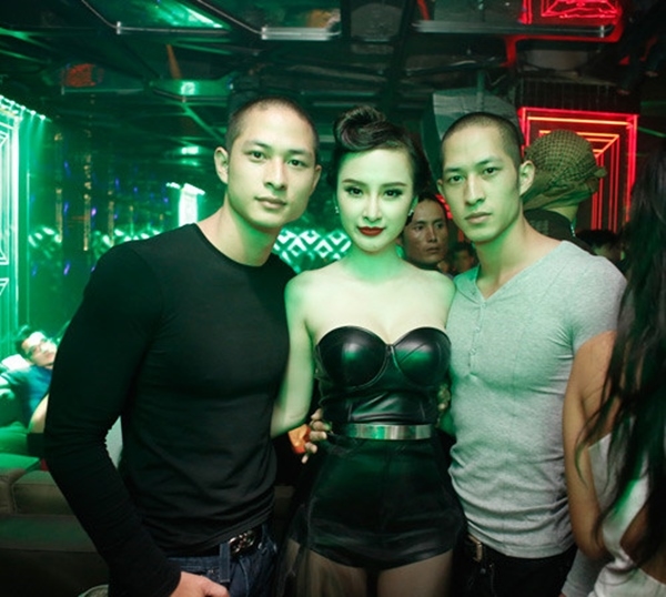Đứng hình với trang phục đi bar của sao Việt