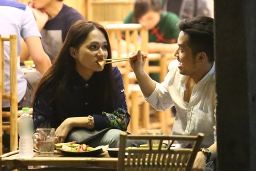 Sao Việt ăn khuya: Vợ chồng Trấn Thành nhây hết cỡ