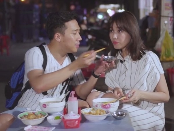 Sao Việt ăn khuya: Vợ chồng Trấn Thành nhây hết cỡ