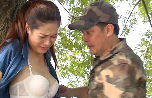 Hài Tết lố lăng: Lạm dụng hình ảnh phản cảm để câu sự tò mò?