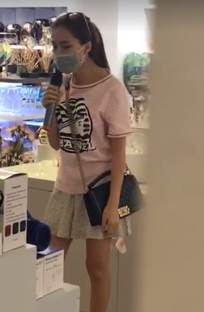 Hòa Minzy hát thử loa ở cửa hàng hay như mở đĩa