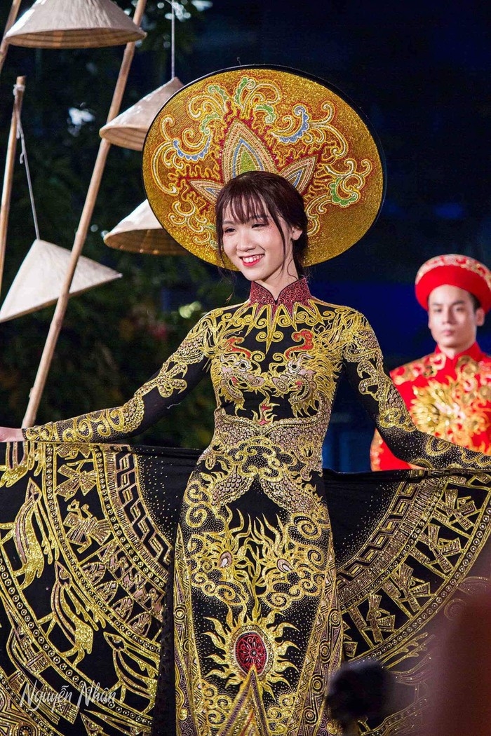 “Học lỏm” ngay gu thời trang độc đáo của tân Hoa hậu chuyển giới Việt