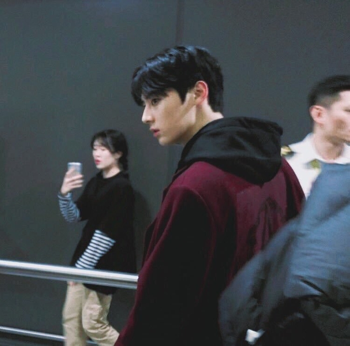 Idol Kpop có còn lung linh trong những bức ảnh chụp của team qua đường