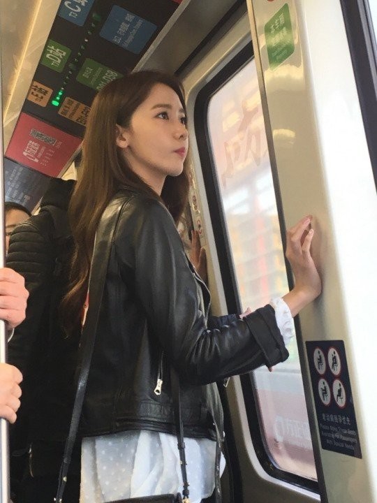 Idol Kpop có còn lung linh trong những bức ảnh chụp của team qua đường