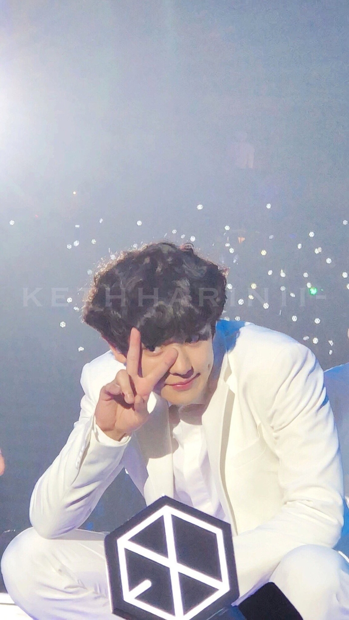 Idol Kpop có còn lung linh trong những bức ảnh chụp của team qua đường