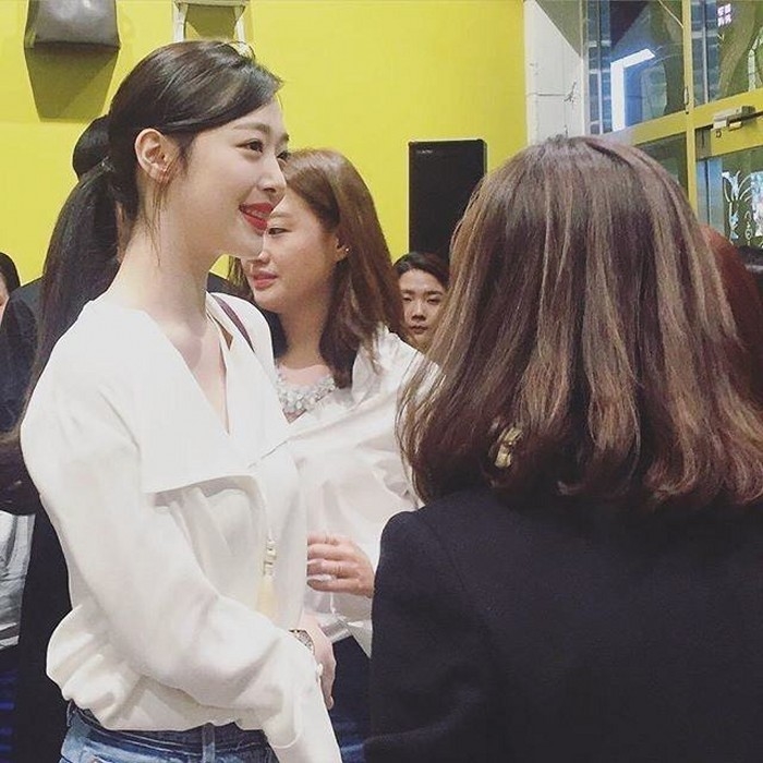 Idol Kpop có còn lung linh trong những bức ảnh chụp của team qua đường