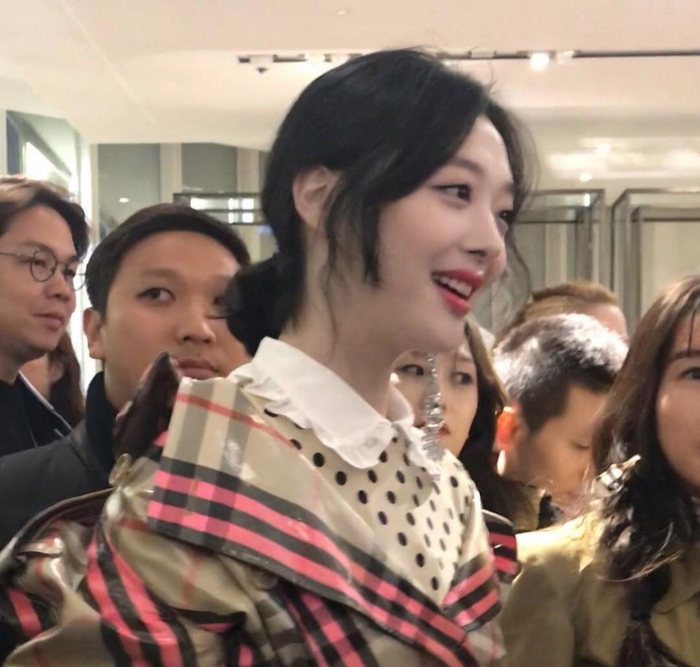 Idol Kpop có còn lung linh trong những bức ảnh chụp của team qua đường