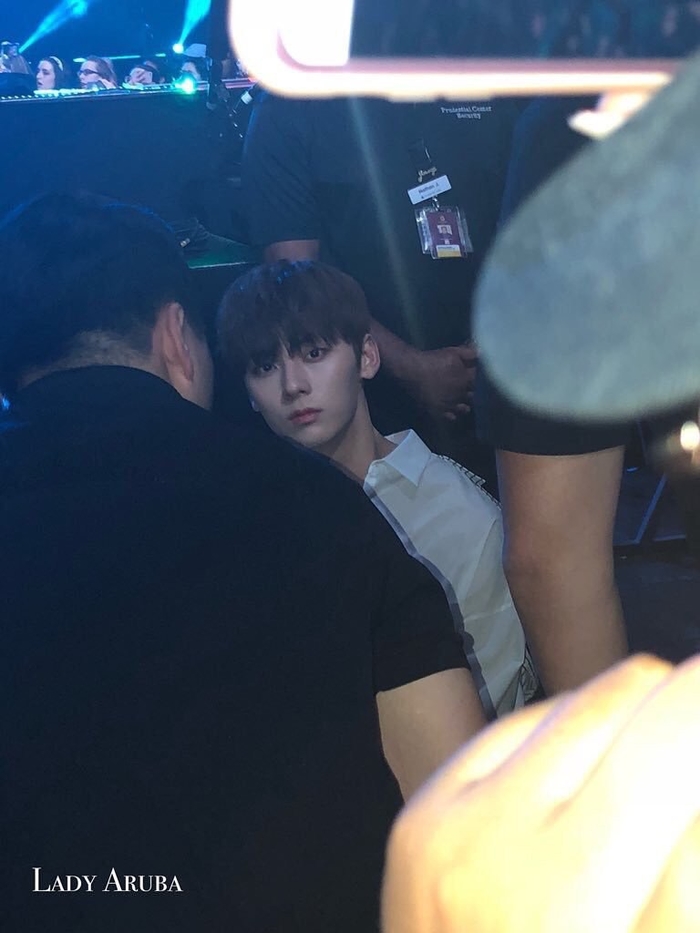 Idol Kpop có còn lung linh trong những bức ảnh chụp của team qua đường