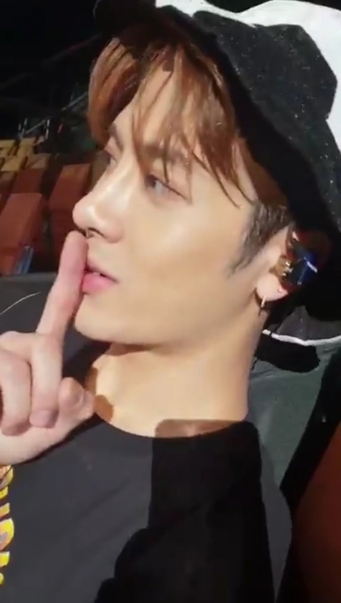 Idol Kpop có còn lung linh trong những bức ảnh chụp của team qua đường