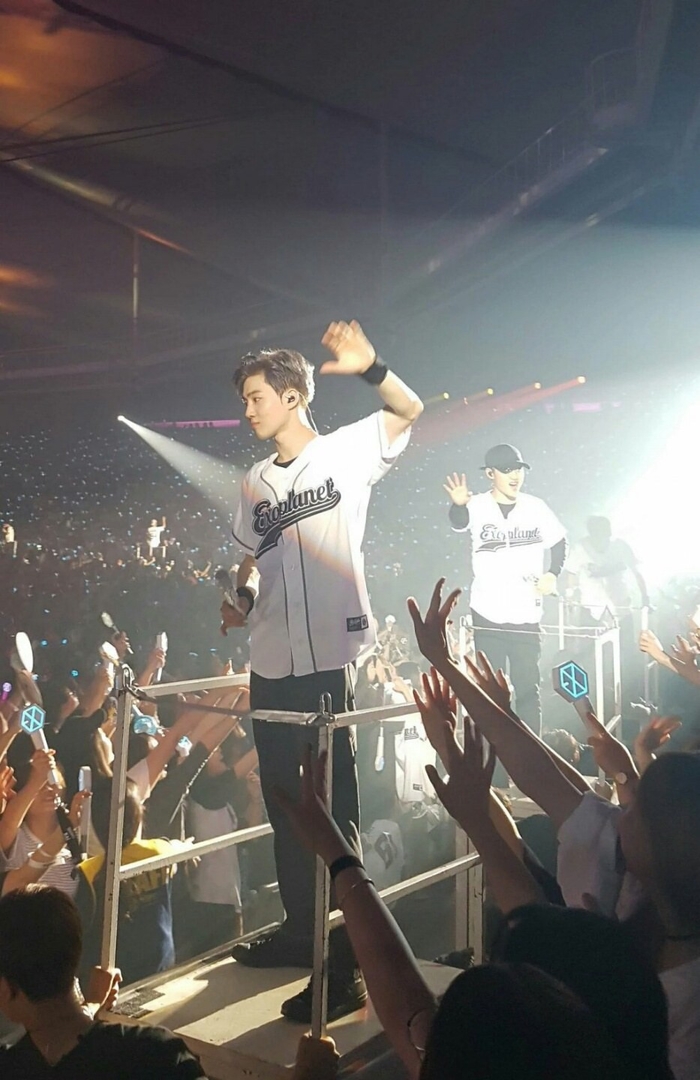 Idol Kpop có còn lung linh trong những bức ảnh chụp của team qua đường