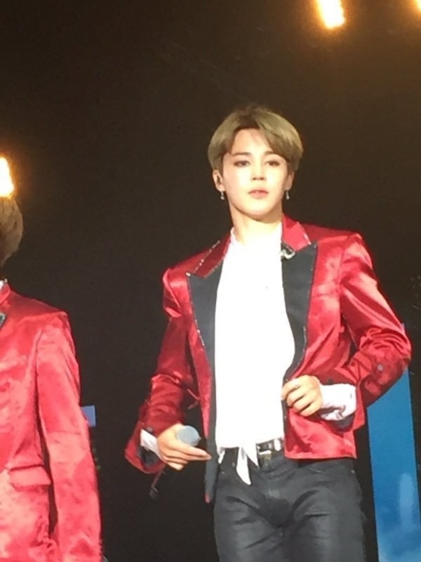 Idol Kpop có còn lung linh trong những bức ảnh chụp của team qua đường