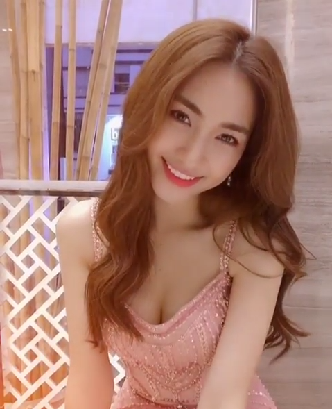Bạn trai Hòa Minzy đăng ảnh bảo vệ bạn gái sau khi cô bị ném đá
