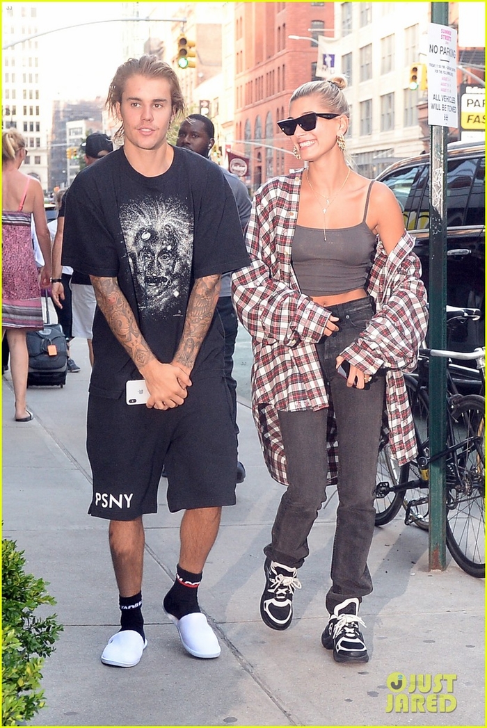Khoảnh khắc Hailey nhìn Justin Bieber hành xử trẻ con đầy âu yếm
