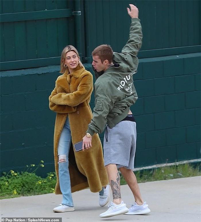 Khoảnh khắc Hailey nhìn Justin Bieber hành xử trẻ con đầy âu yếm