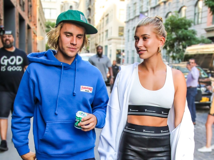 Khoảnh khắc Hailey nhìn Justin Bieber hành xử trẻ con đầy âu yếm