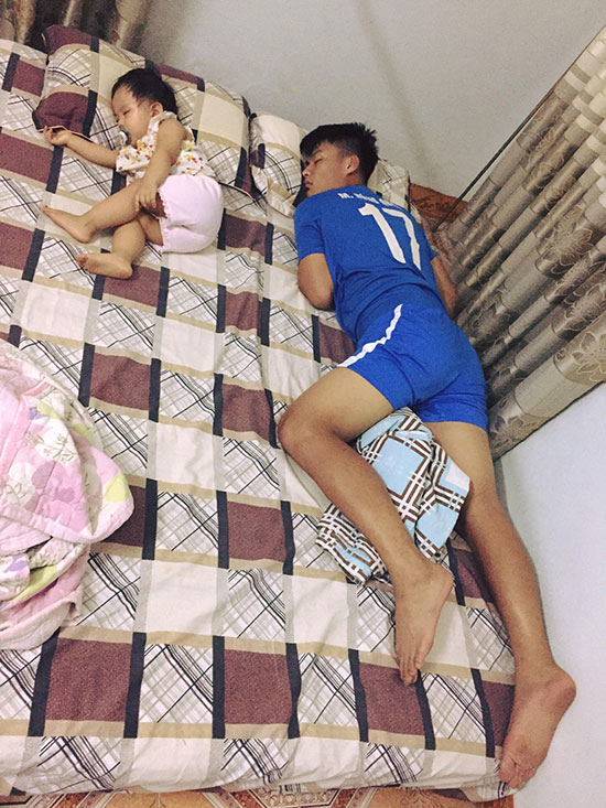 Khoảnh khắc tình cảm nhất của bố con nhà sao Việt khi ngủ