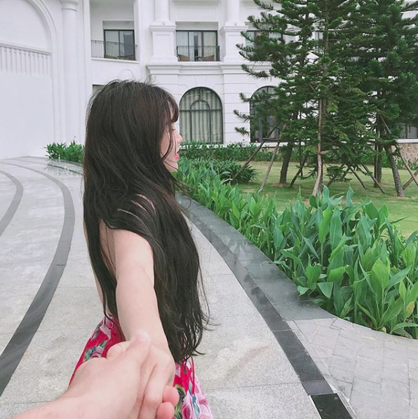 Không úp mở nữa, Lâm Tây vừa check-in và chụp ảnh tình tứ với bạn gái